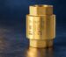 Латунный обратный клапан Ридан на тёмно-синем техническом фоне